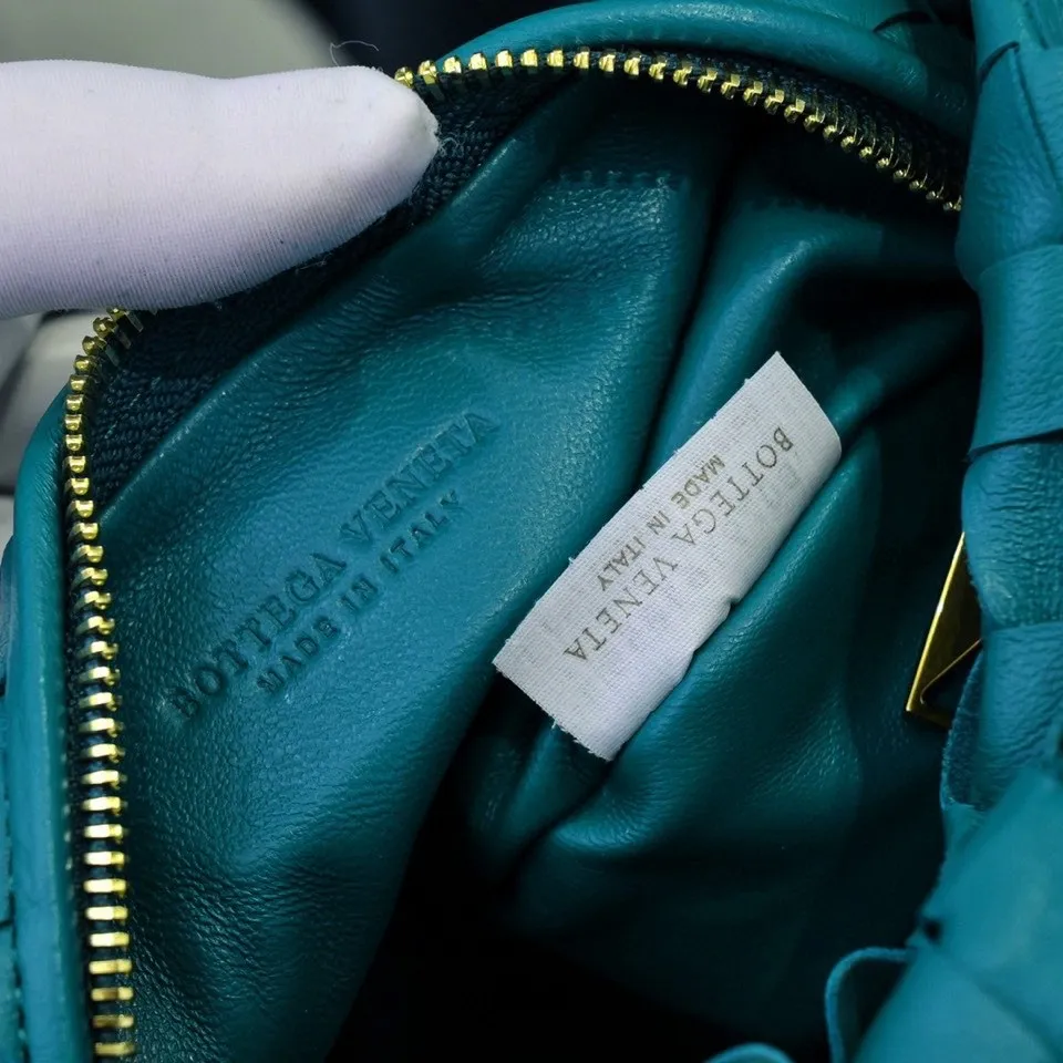 Batch 1120 BV Bottega Veneta's new early spring women's MINI JODIE handbag BV bag 🔥The new method is based on the original rounded corners, knotted with classic woven leather round hobo bag, The most iconic triangular pull-out design, using sheepskin draped soft shape, is super suitable for concave shapes~ Jodie feels really gentle to people, and is definitely the best item for daily matching. It has the same weave, new elements and twists, is compact and versatile, and is the new favorite of street style Internet celebrities! Dimensions: 23x28x8 Model: 6699-1